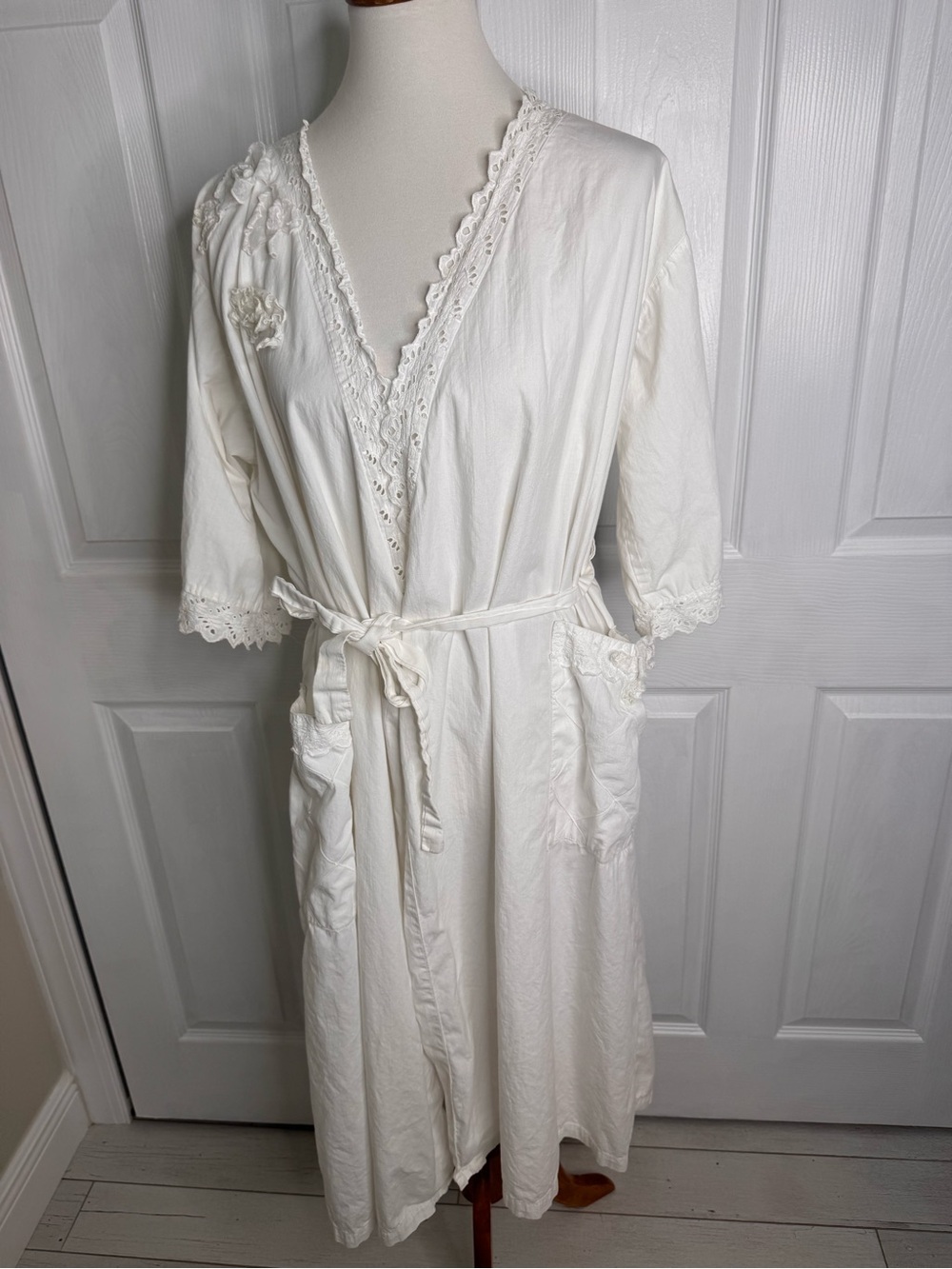Vtg Beth Michaels Chenille Short Bath Robe White Cotton Eyelet Floral Sz Large